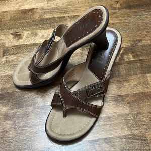 Mudd Size 8M healed sandals